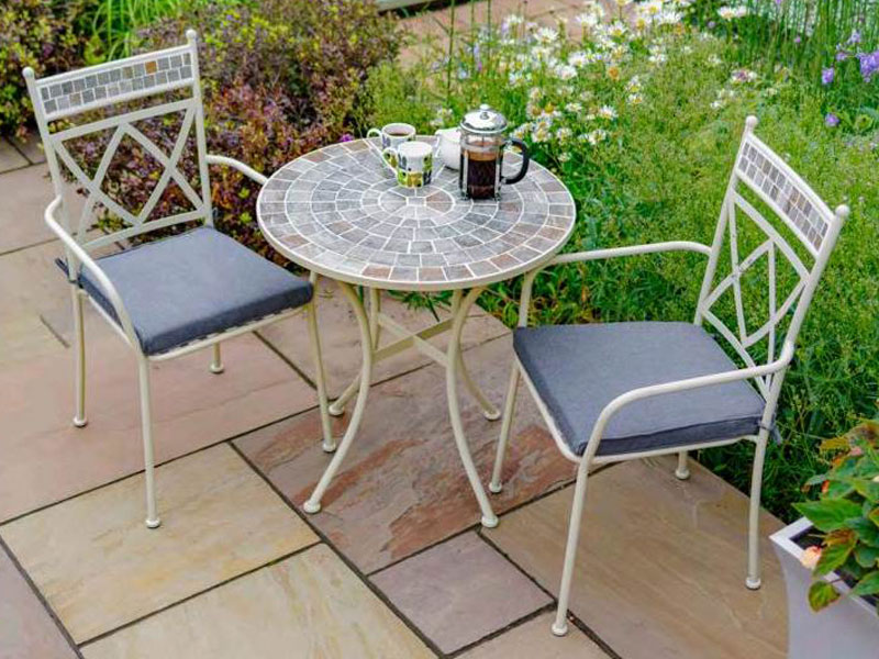 Mesa ceramica redonda con 2 sillones metal para terraza