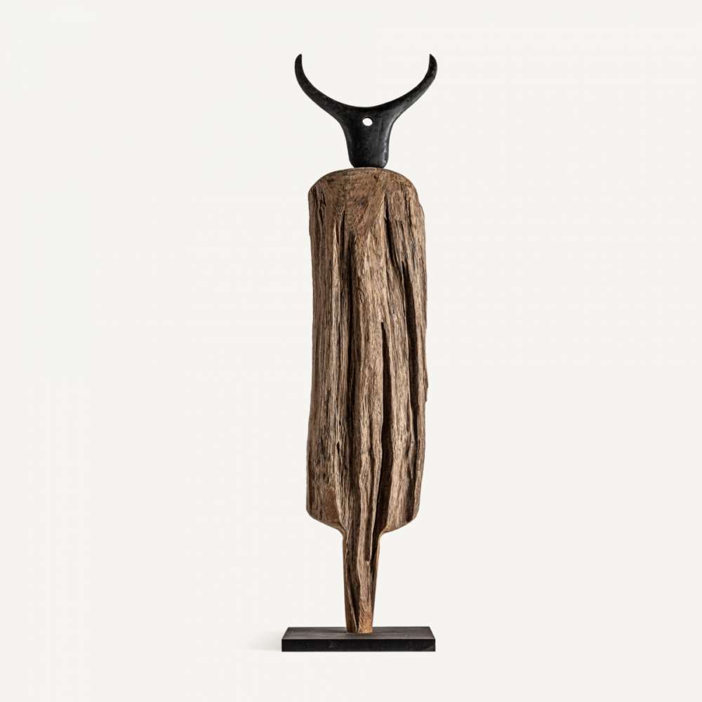 Escultura tallada en madera con pie y cabeza metalica